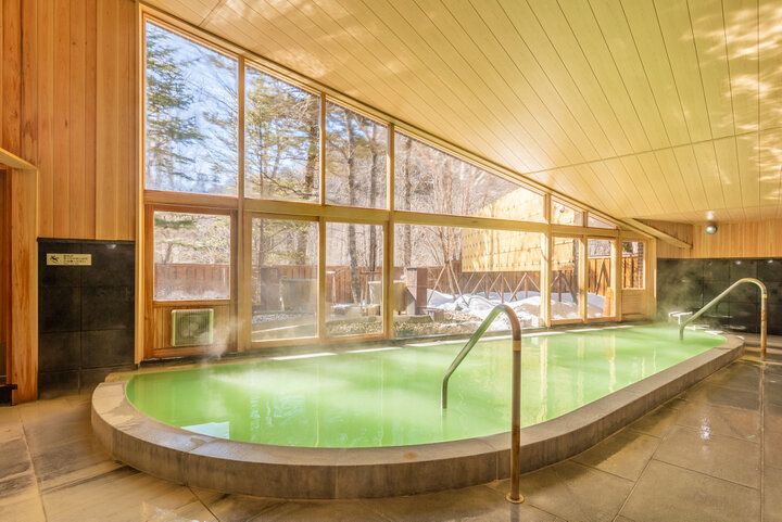 きらめく星空と乳白色の温泉でほっこり♪ 奥日光の癒やし旅