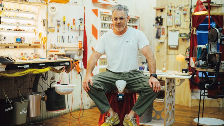 2011年頃、最初期のスタジオＴシャツを着たトム・サックス