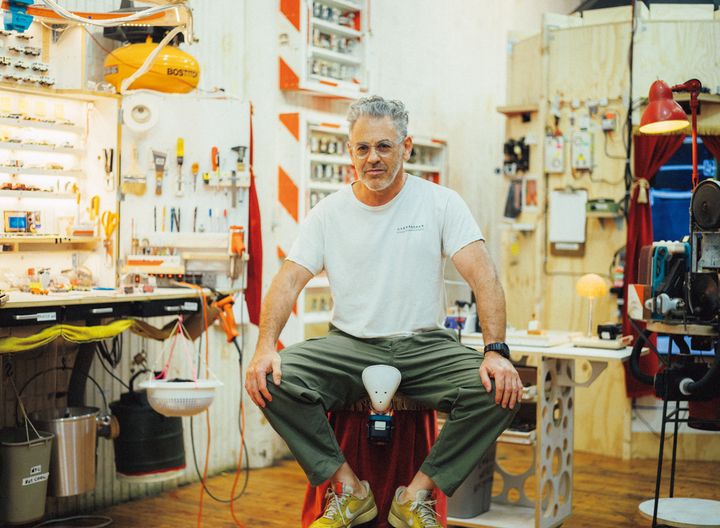 2011年頃、最初期のスタジオＴシャツを着たトム・サックス