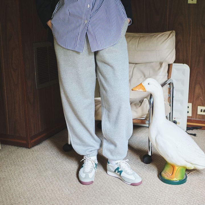 トラッドをスウェットパンツでほんの少し着崩す。きちんと感をキープするには、ストライプシャツのボタンの留め方しだい【マイスタンダードブック】