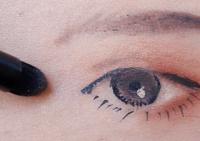 ダイソーの目頭にも使えるUGT 涙袋用ブラシ 05c