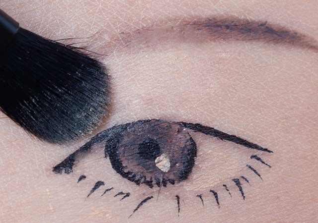 ダイソーのグラデーションが作りやすいUGT アイシャドウブラシ 04c