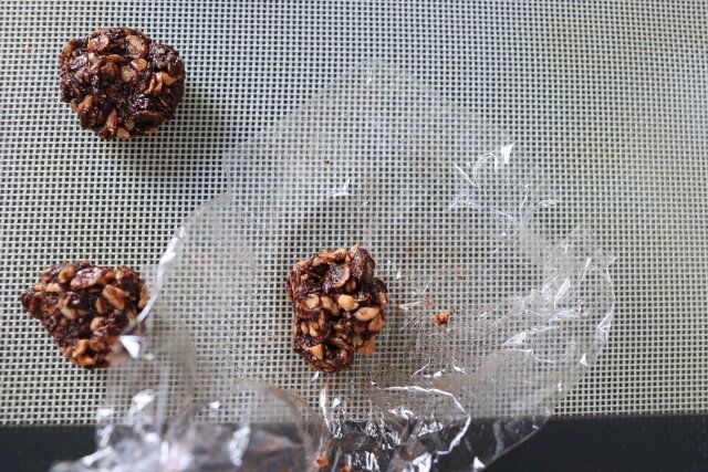 一つずつラップに包んでギュッとまとめる