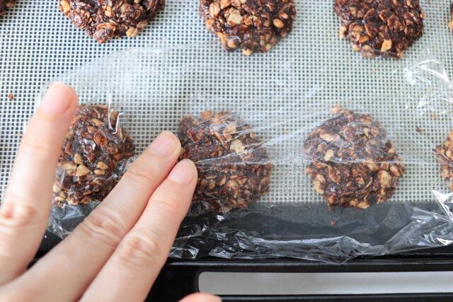 ラップを使って上から潰して平らにする