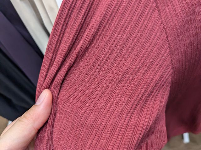 ランダムリブ長袖シャツの素材感