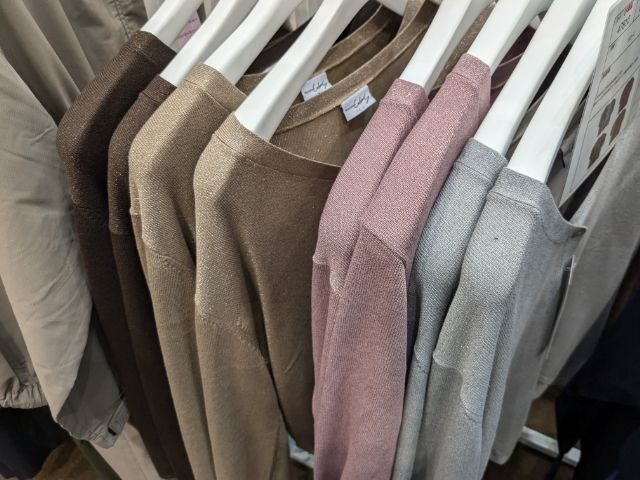 ラックにかけられたラメビスコースカーディガン