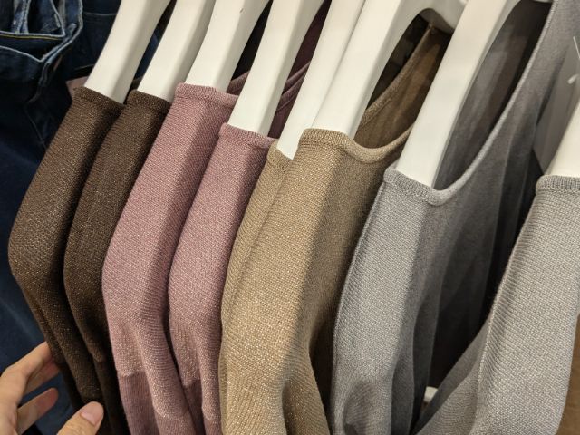 ラックにかけられたラメシャーリングプルオーバー