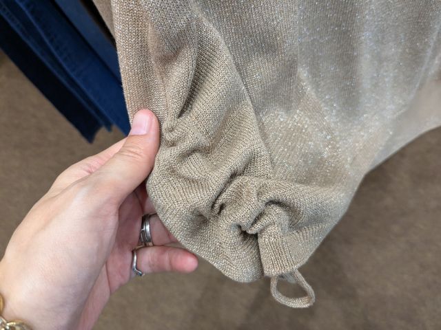 ラメシャーリングプルオーバーの裾