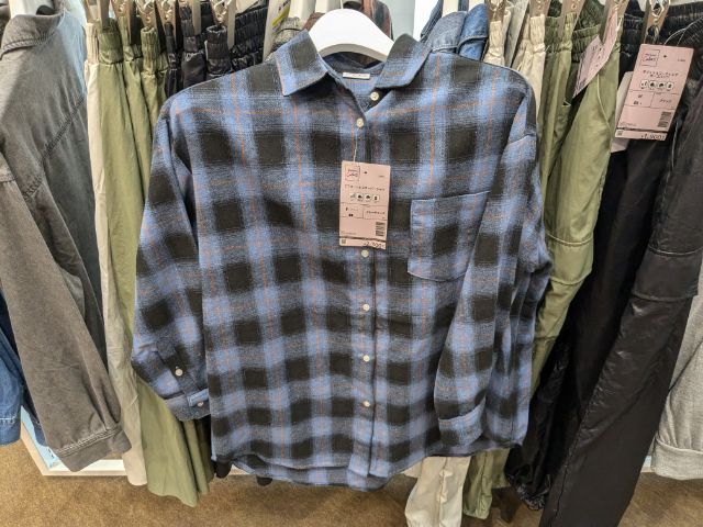 ブルーチェックのエフォートレスオーバーシャツ