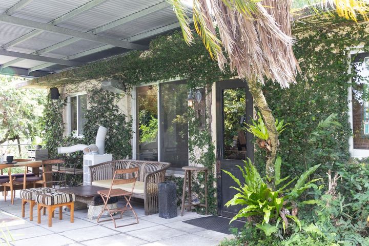 お店の入口横にはテラス席が