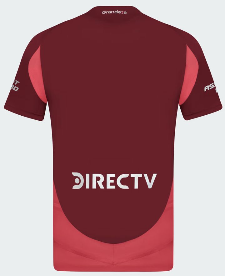 名門リーベルが“親友”トリノに敬意の新ユニフォームを発表 イタリア古豪との「75年間の友情秘話」とは