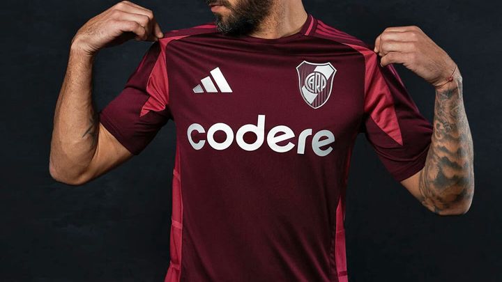 名門リーベルが“親友”トリノに敬意の新ユニフォームを発表 イタリア古豪との「75年間の友情秘話」とは