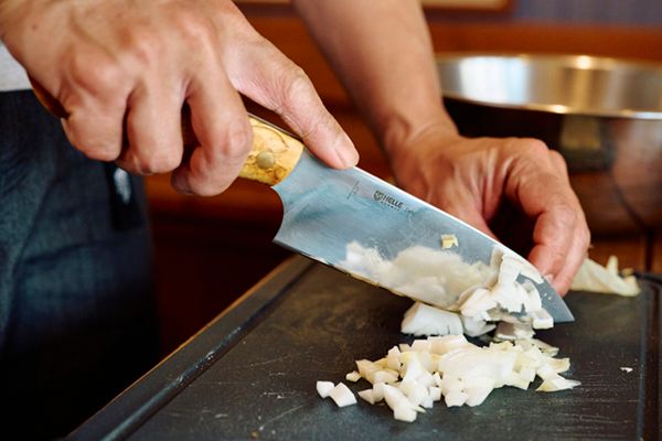 上級キャンパーが忖度なしの徹底レビュー！新作のアウトドア包丁の実力は？