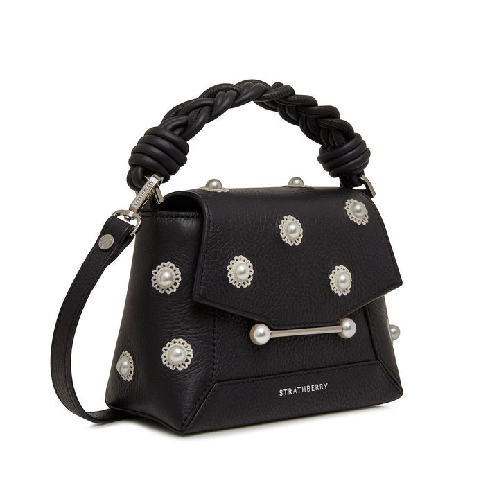 「STRATHBERRY X SHRIMPS」モザイクナノ ブラック、パール/刺繍 ￥108,000／STRATHBERRY （info.jp@strathberry.com, https://jp.strathberry.com/） Photo: Courtesy of STRATHBERRY