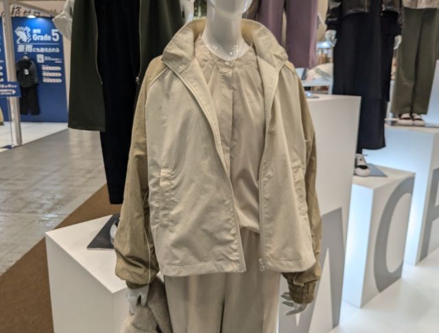 ベージュのパイピングスタンドブルゾンを着たマネキン