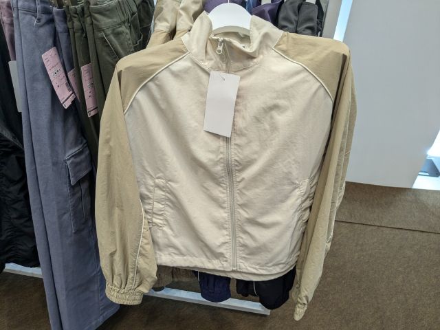 ベージュのパイピングスタンドブルゾン