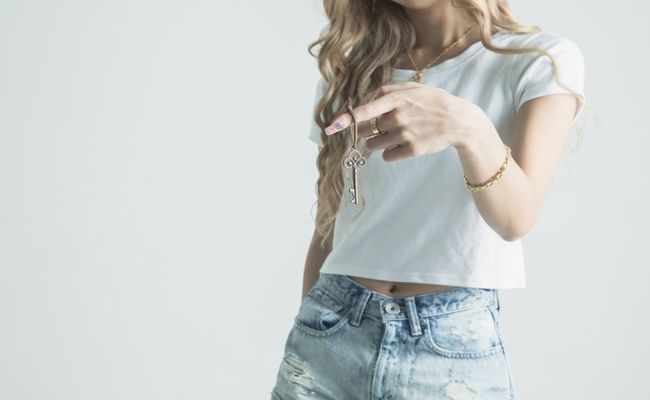 鍵を持った金髪の女性