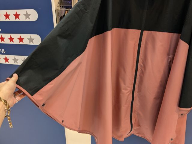 高撥水レインポンチョの袖部分