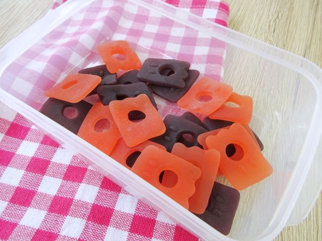 容器にグミを入れる