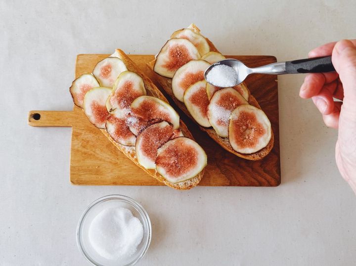 秋の味覚を楽しむ、簡単おしゃれな無花果タルティーヌの作り方【パン好きなsumire.のバゲットサンドのレシピ vol.26 〜レシピで旅するヨーロッパ〜】