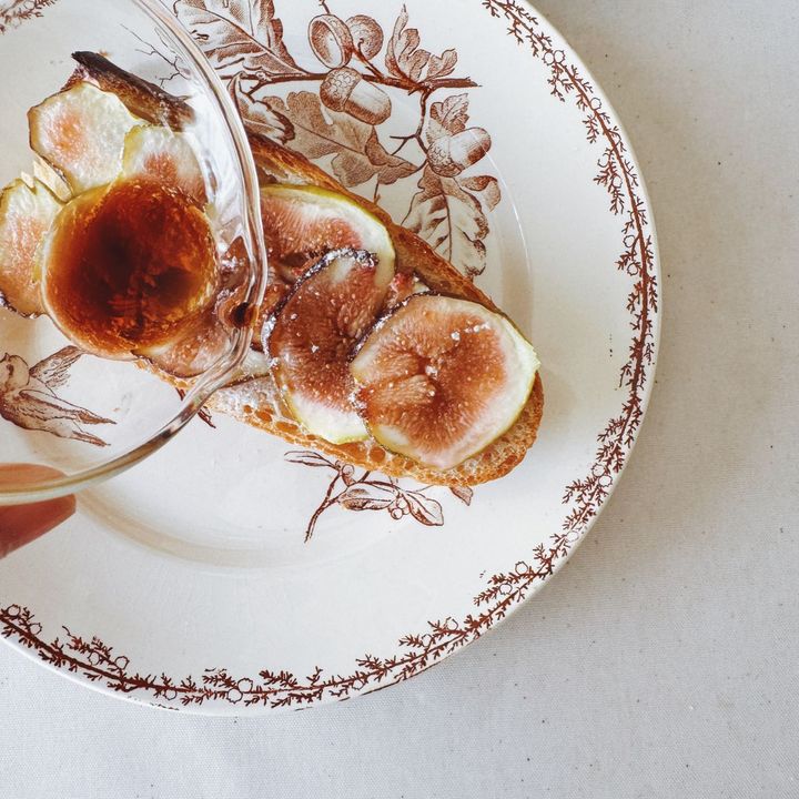 秋の味覚を楽しむ、簡単おしゃれな無花果タルティーヌの作り方【パン好きなsumire.のバゲットサンドのレシピ vol.26 〜レシピで旅するヨーロッパ〜】