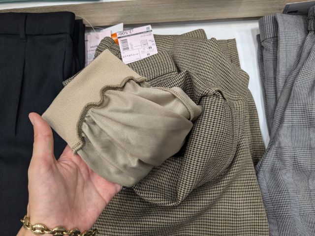 SOLOTEX(R)使用レイウォームワイドパンツの裾部分