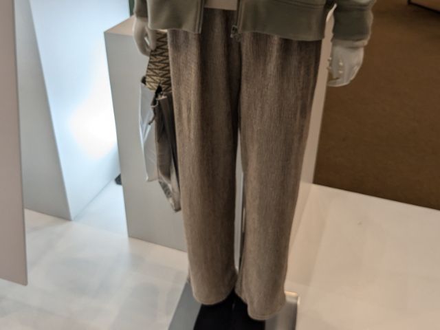 スエードライクフレアパンツを着用したマネキン