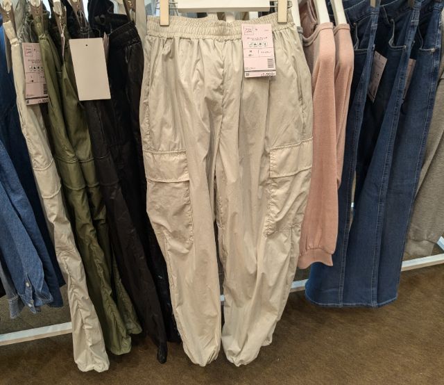 ベージュのポリッシュコーティングカーゴパンツ