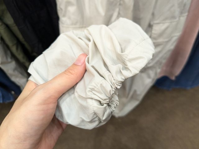 ポリッシュコーティングカーゴパンツの裾