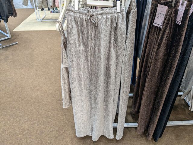 ベージュのベロアプリーツパンツ