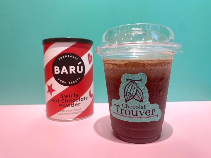 写真奥「スワーリー ホットチョコレートパウダー」1944円、写真手前「フラッペ・オ・ショコラ」770円