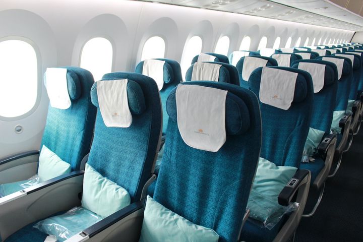 エコノミークラスもCAさんが細かくサービスしてくれるので快適な空の旅を楽しめます