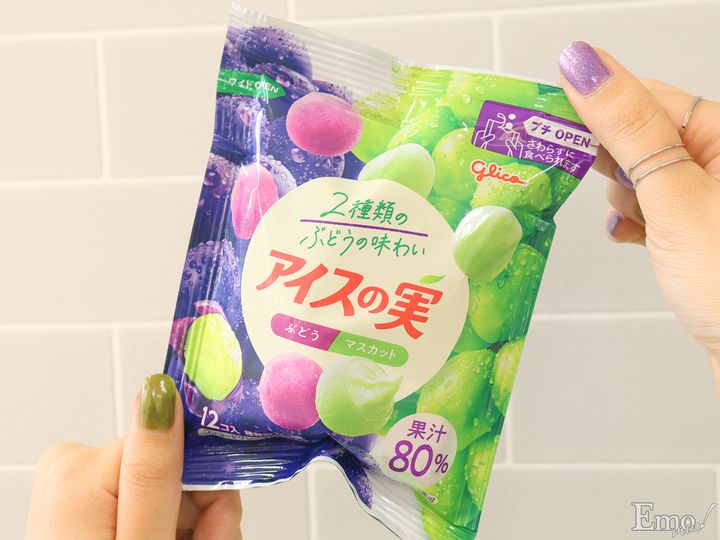 1袋に2種類の味がIN！パープル＆グリーンが混ざり合う「アイスの実＜ぶどうマスカット＞」