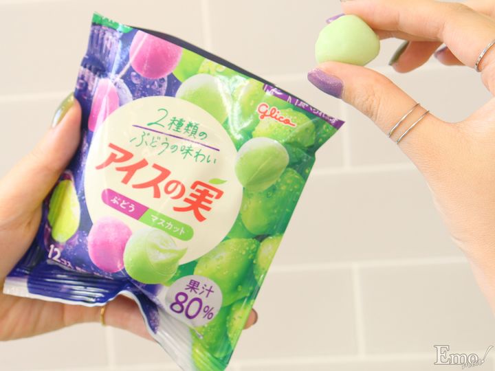 1袋に2種類の味がIN！パープル＆グリーンが混ざり合う「アイスの実＜ぶどうマスカット＞」