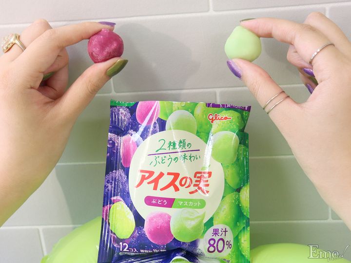 1袋に2種類の味がIN！パープル＆グリーンが混ざり合う「アイスの実＜ぶどうマスカット＞」