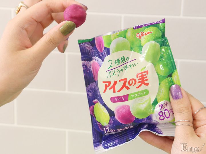 1袋に2種類の味がIN！パープル＆グリーンが混ざり合う「アイスの実＜ぶどうマスカット＞」