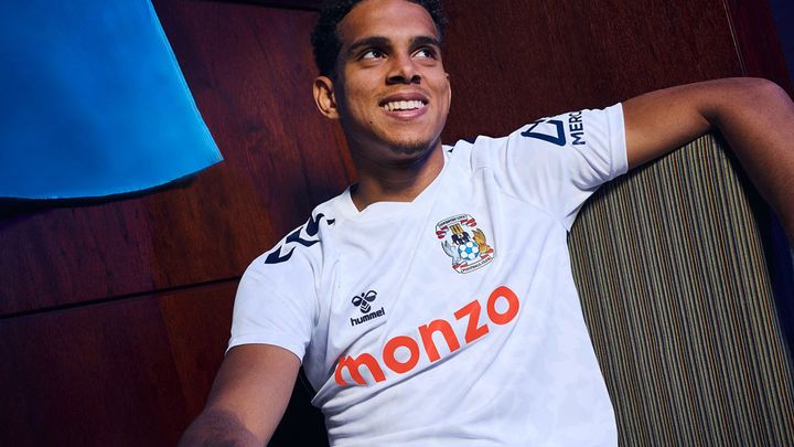 坂元達裕のコヴェントリー、今季2つの新ユニフォームをまとめて紹介！ブラックの洗練サードは「レトロエンブレム」が復活