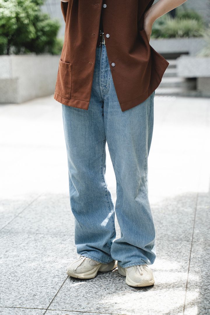 【愛用デニムSNAP】とにかく形がきれい！どんなトップスもおしゃれに決まる《AURALEE》の薄色デニム