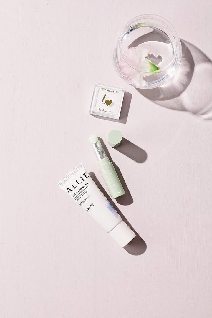 テカリを抑えるコスメ