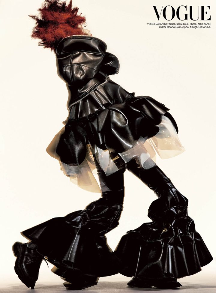 フェイクレザーとビニールのジャケット ¥1,375,000 PHILEOとコラボレートしたシューズ ¥116,600 フェイクレザーとビニールのパンツ ソックス ともに参考商品／ すべてCOMME DES GARÇONS （コム デ ギャルソン）