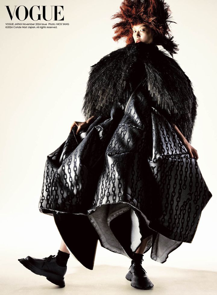 チェーンプリントのフェイクレザーと フェイクファーのドレス ¥3,520,000 ソックス 参考商品 PHILEOとコラボレートしたシューズ ¥116,600／ すべてCOMME DES GARÇONS （コム デ ギャルソン）