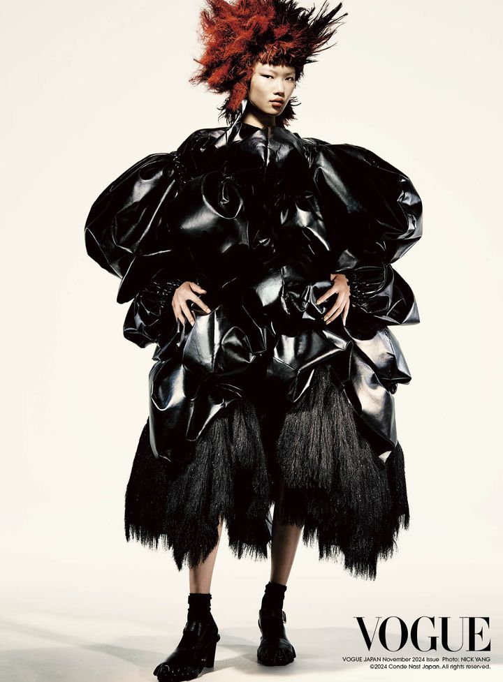 グロスフェイクレザーとエステルラメ フェイクファーのドレス ¥2,640,000 ソックス 参考商品 KIDS LOVE GAITEとコラボレートしたシューズ ¥178,200／すべてCOMME DES GARÇONS （コム デ ギャルソン）