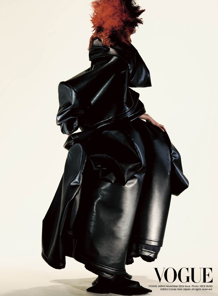 フェイクレザーのジャケット ¥1,793,000 フェイクレザーのスカート ソックス PHILEOとコラボレートしたシューズ すべて参考商品／ すべてCOMME DES GARÇONS （コム デ ギャルソン）