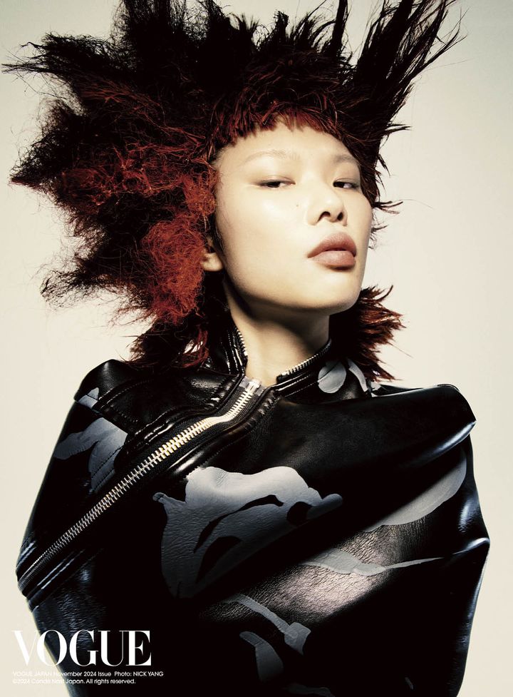 アーティストのアリッサ・ヨッフェのアートワークが プリントされたフェイクレザーのジャケット ¥1,210,000／COMME DES GARÇONS （コム デ ギャルソン）