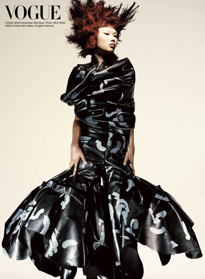 アーティストのアリッサ・ヨッフェの アートワークがプリントされた フェイクレザーのジャケット ¥1,210,000 同アーティストのアートワークがプリントされた フェイクレザーのパンツ 参考商品／ ともにCOMME DES GARÇONS （コム デ ギャルソン）