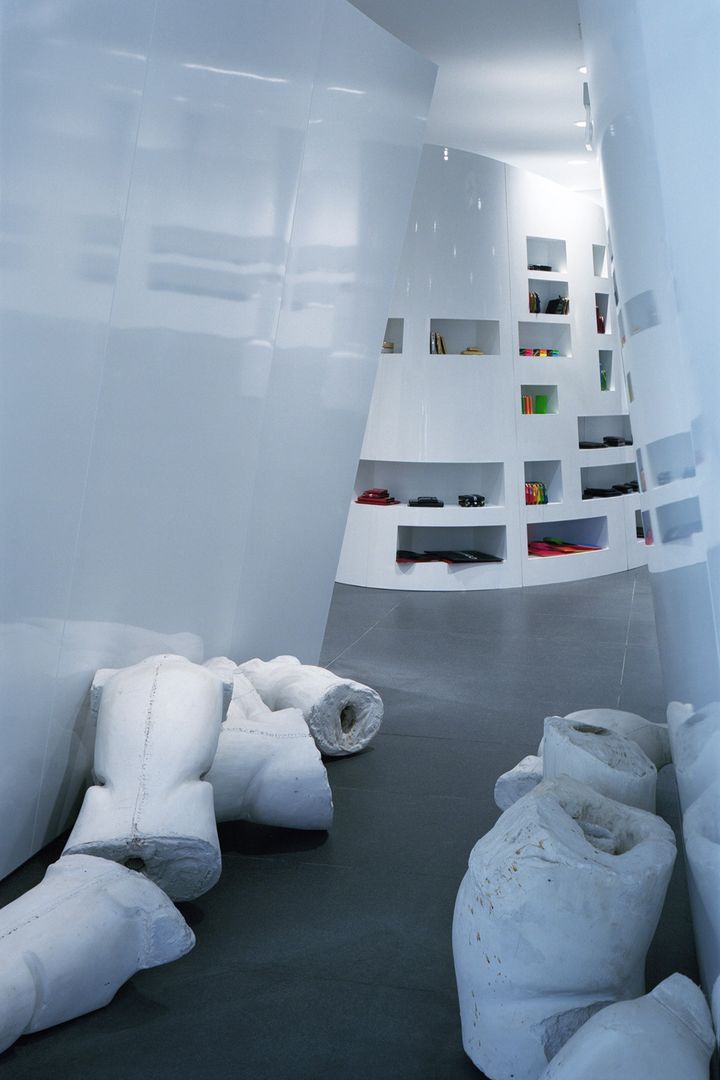 川久保のヴィジョンを映すコム デ ギャルソン青山店<br /> 1989年に東京・南青山にオープンして以来、シーズンごとの川久保玲のメッセージを発信し、ブランドと私たちとを繋ぐ場所として存在してきた青山店。2023年には、1999年以来24年ぶりに大規模な改装がなされ、2階フロアを増床。コム デ ギャルソン・ガールをはじめ、ノワール ケイ ニノミヤ、川久保玲がセレクトしたインポートの小物などの売り場も設けられている。服や印刷物と同様に、空間のデザインもすべて川久保玲が行うことで、コム デ ギャルソンというブランドがもつ唯一無二の個性をより強固なものとしている。