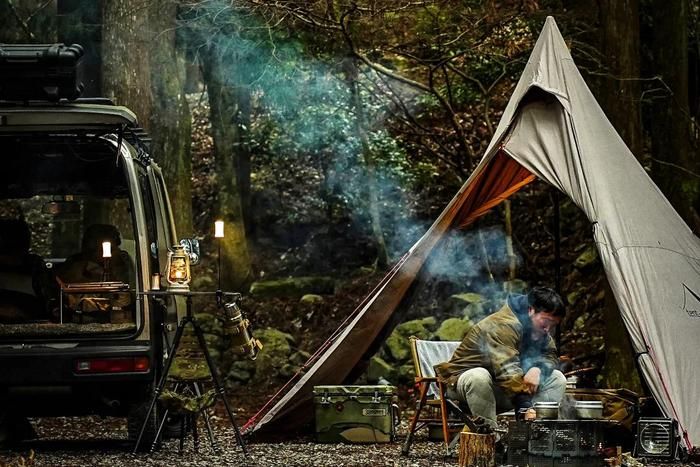 ソロキャンプをする38exproleの宮崎さん