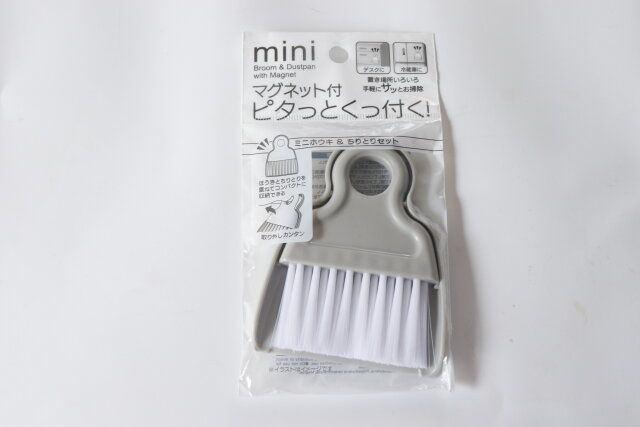セリア ミニホウキ＆ちりとりセット（マグネット付） パッケージ