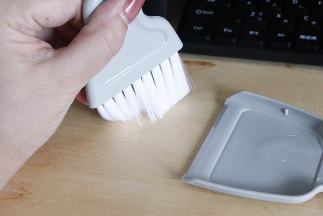 セリア ミニホウキ＆ちりとりセット（マグネット付） 使用例