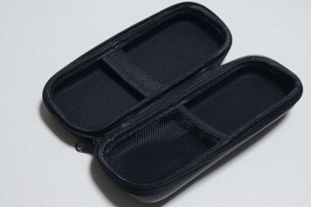 ダイソーの便利な合皮ハードケース（縦長、ブラック）